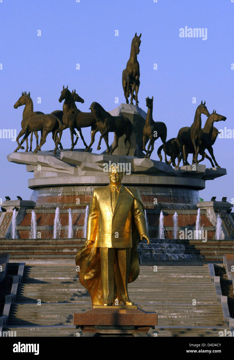 Una delle molte statue dorate dell ex Presidente turkmeno per la vita Saparmurat Niyazov raffigurato nella capitale Aşgabat, Turkmenistan, 25 febbraio 2008. Niyazov morto nel dicembre 2006, aveva il suo popolo adorarlo come Türkmenbaşy il significato di "Padre del Turkmeni'. Foto: Tim Brakemeier Foto Stock
