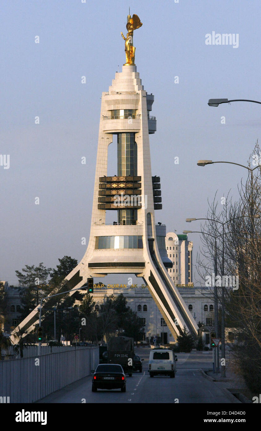 Il memoriale per la neutralità del Turkmenistan raffigurato nella capitale Aşgabat, Turkmenistan, 25 febbraio 2008. La parte superiore del monumento è una statua dorata di ex Presidente turkmeno per la vita Saparmurat Niyazov che morì nel dicembre 2006 e aveva il suo popolo adorarlo come Türkmenbaşy il significato di "Padre del Turkmeni'. Per sottolineare la sua auto-dichiarato di grandezza, la statua di ingranaggi towar Foto Stock
