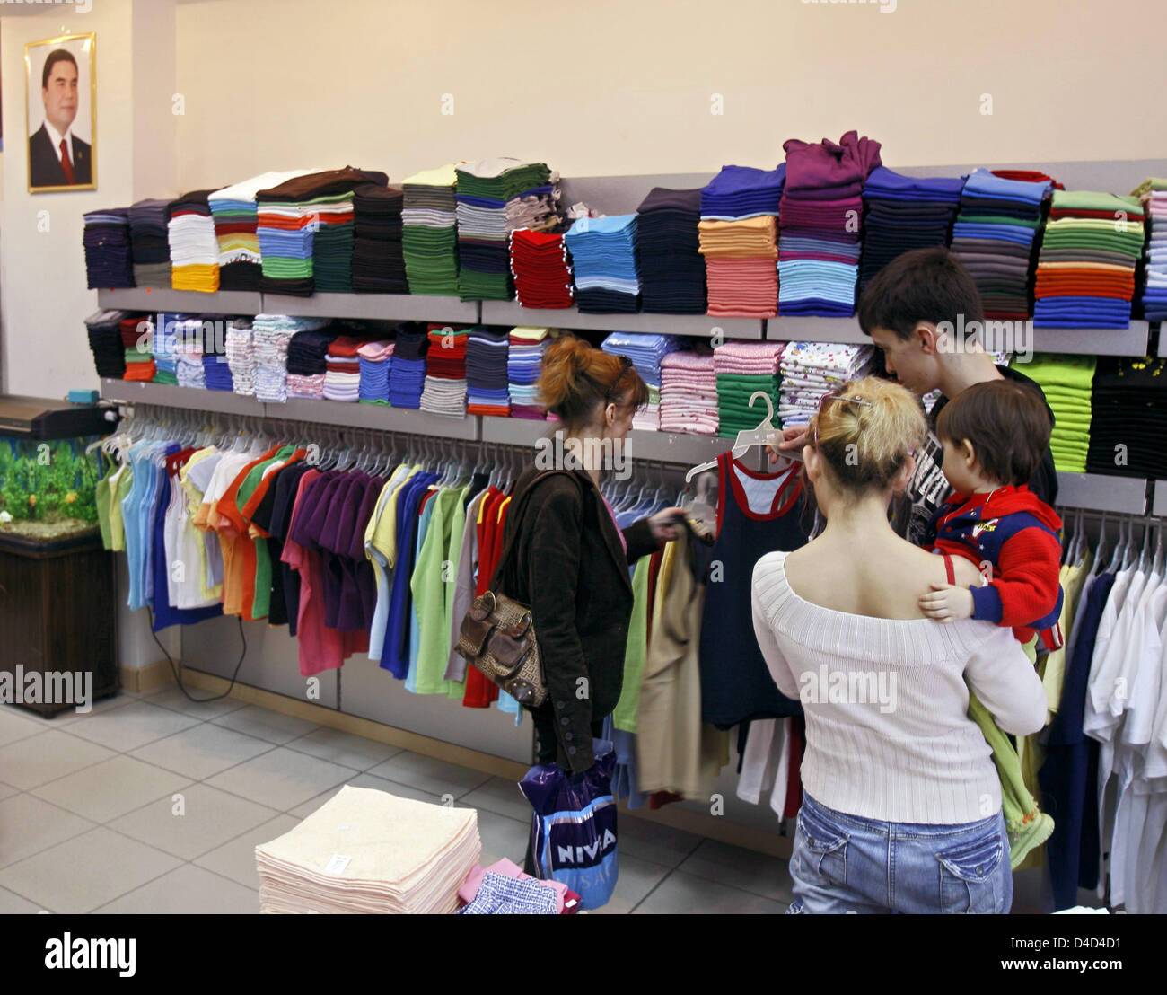 Un poster del Presidente turkmeno Gurbanguly Berdymukhamedov (L) si blocca in un negozio di abbigliamento per bambini nella capitale Aşgabat, Turkmenistan, 25 febbraio 2008. Foto: Tim Brakemeier Foto Stock