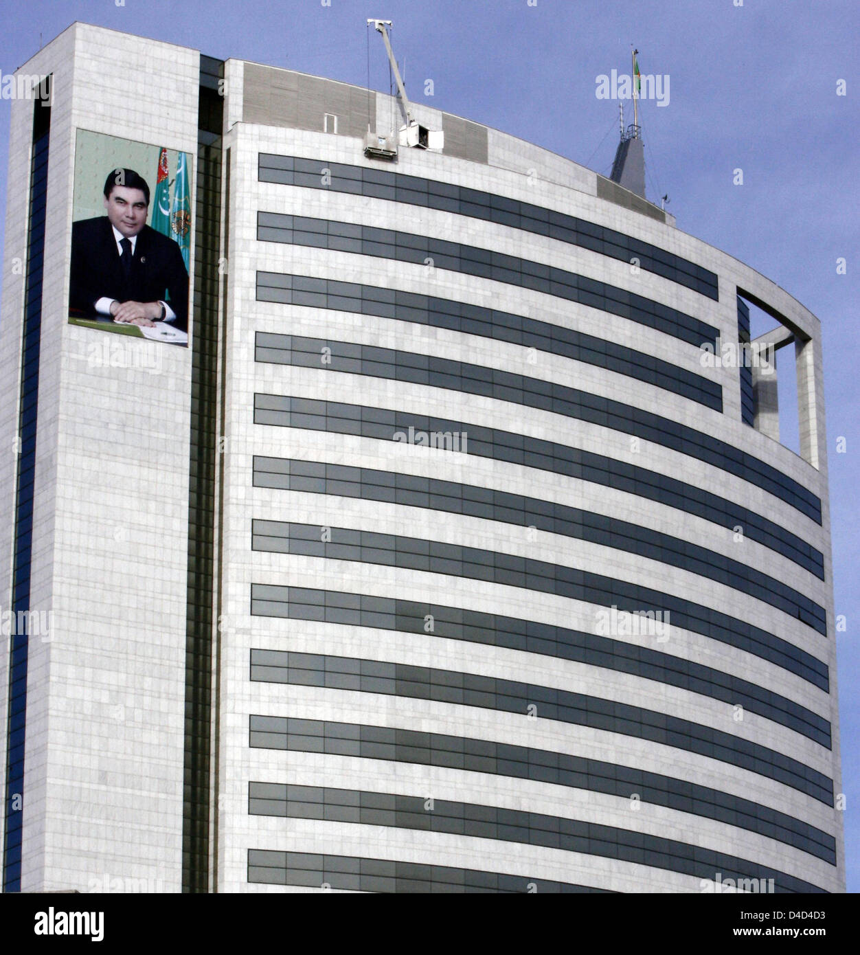 Un poster gigante del Presidente turkmeno Gurbanguly Berdymukhamedov (L) pende dal Ministero del petrolio e del gas nel capitale Aşgabat, Turkmenistan, 25 febbraio 2008. Foto: Tim Brakemeier Foto Stock
