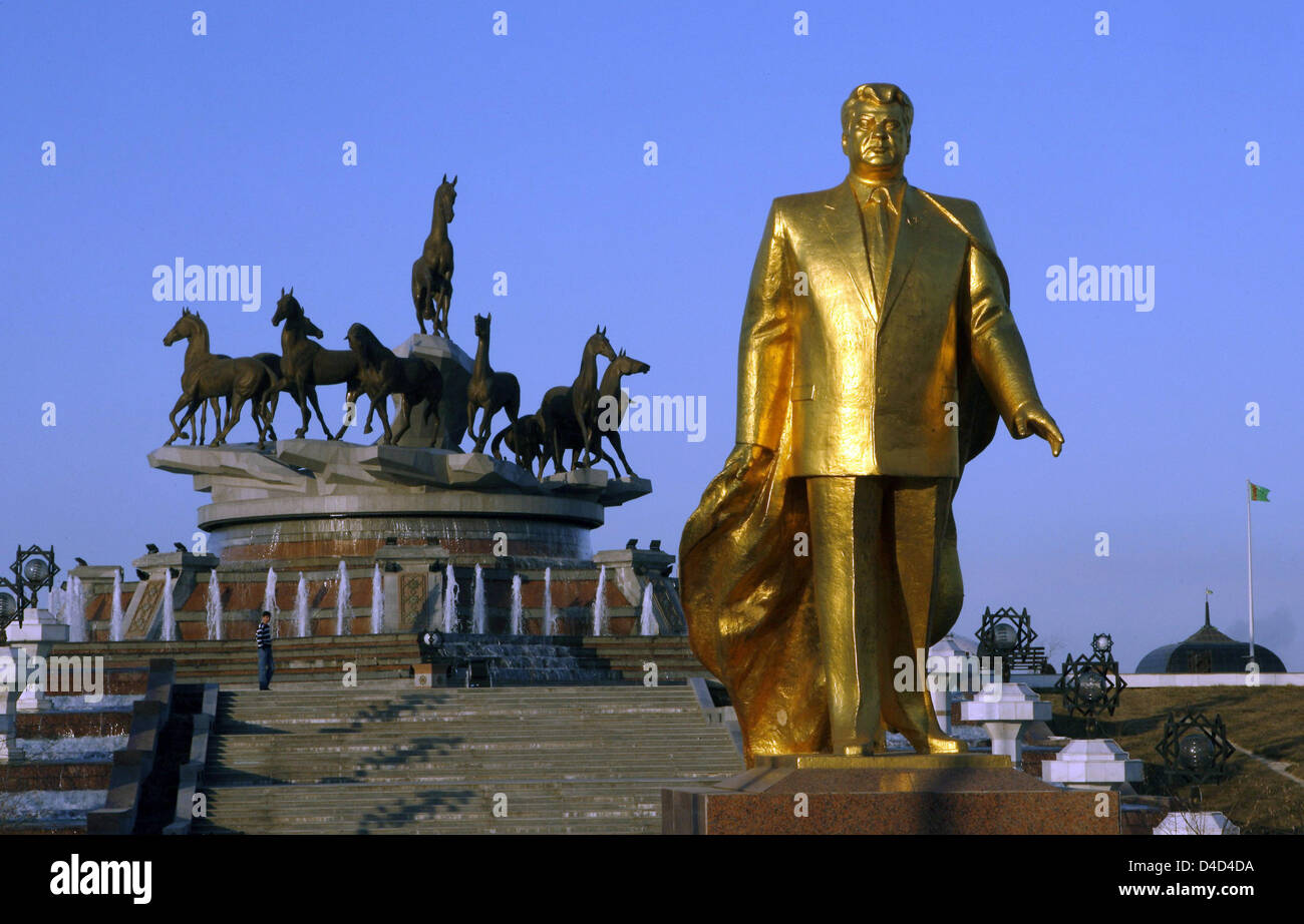 Una delle molte statue dorate dell ex Presidente turkmeno per la vita Saparmurat Niyazov raffigurato nella capitale Aşgabat, Turkmenistan, 25 febbraio 2008. Niyazov morto nel dicembre 2006, aveva il suo popolo adorarlo come Türkmenbaşy il significato di "Padre del Turkmeni'. Foto: Tim Brakemeier Foto Stock