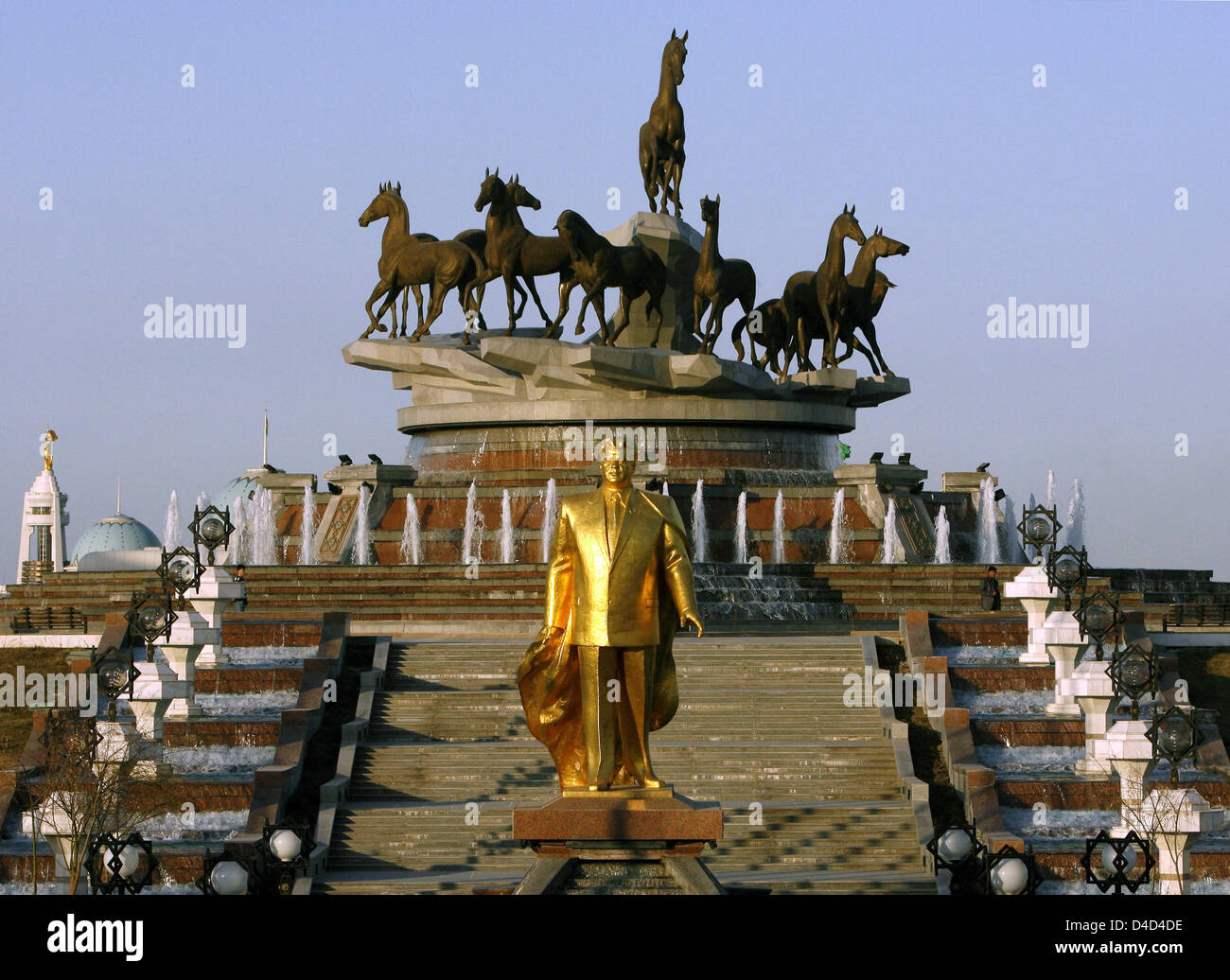 Una delle molte statue dorate dell ex Presidente turkmeno per la vita Saparmurat Niyazov raffigurato nella capitale Aşgabat, Turkmenistan, 25 febbraio 2008. Niyazov morto nel dicembre 2006, aveva il suo popolo adorarlo come Türkmenbaşy il significato di "Padre del Turkmeni'. Foto: Tim Brakemeier Foto Stock