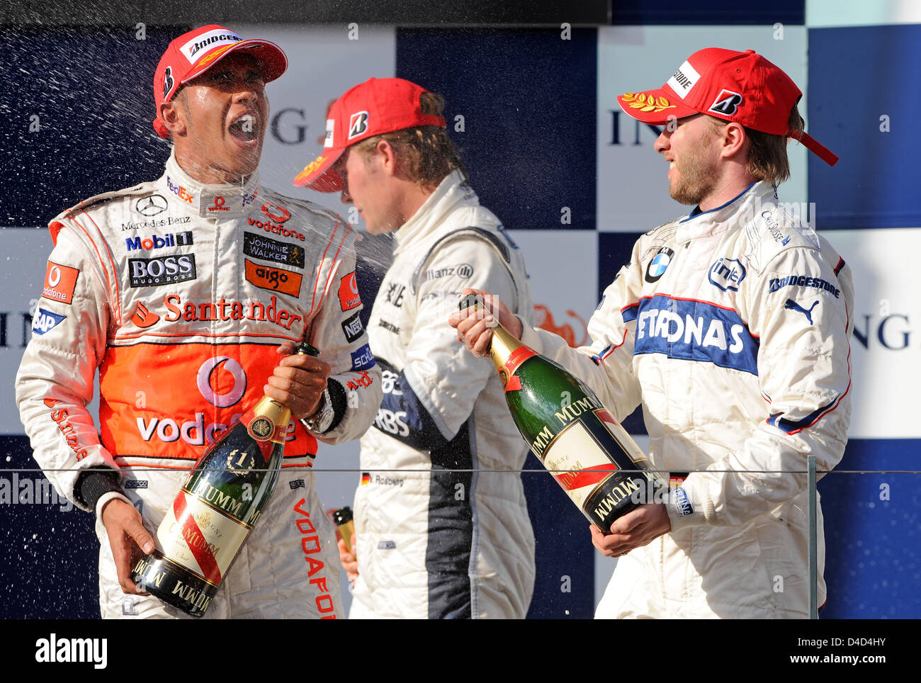 British pilota di Formula Uno Lewis Hamilton (L) della McLaren Mercedes, il tedesco Nick Heidfeld (R) del team BMW Sauber e il tedesco Nico Rosberg (C) della Williams festeggiano sul podio dopo la Formula 1 Australian Grand Prix all'Albert Park circuito di Melbourne, Australia, 16 marzo 2008. Hamilton ha vinto, Heidfeld piazzato secondo e terzo Rosberg. Foto: GERO BRELOER Foto Stock