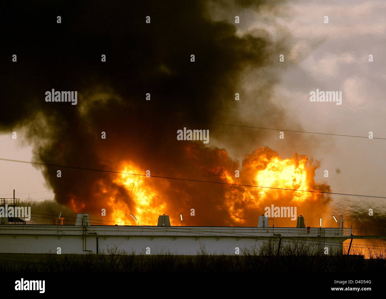 Fumo e fuoco salire dall'impianto chimico a Dormagen, Germania, 17 marzo 2008. Un incidente causato un 15-metro-alta fiamma guizzanti. Un copolimero di etilene e tubazione di gas fuoriuscito per ragioni poco chiare alle ore 14.30 CET e creato molto fumo e fuoco. Il dipartimento dei vigili del fuoco sono arrivati in gran numero, nessuno è rimasto ferito. Foto: Oliver Berg Foto Stock