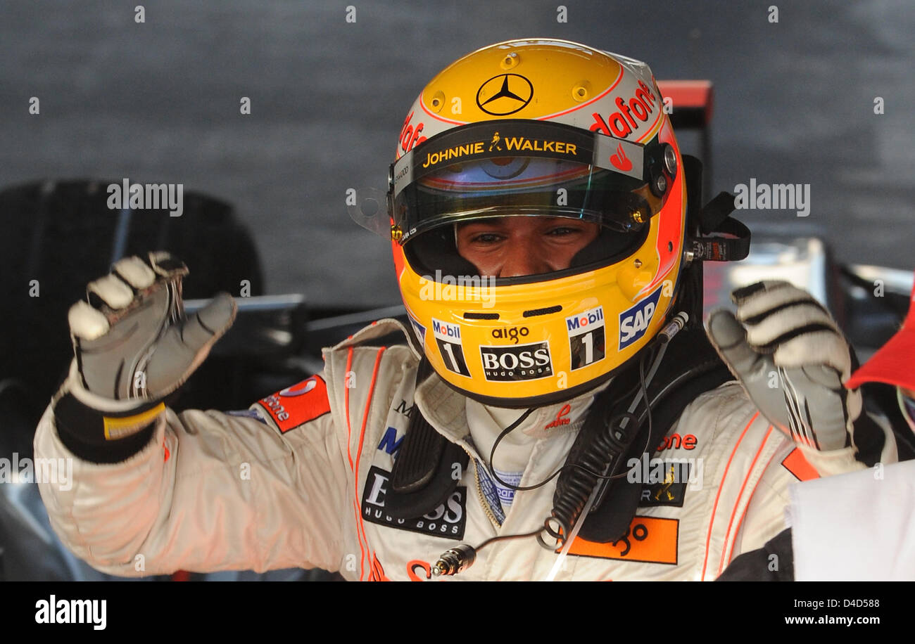 British pilota di Formula Uno Lewis Hamilton di McLaren-Mercedes festeggia  conquistando la Formula 1 Australian Grand Prix all'Albert Park circuito di  Melbourne, Australia, 16 marzo 2008. Hamilton homed una pole a bandiera