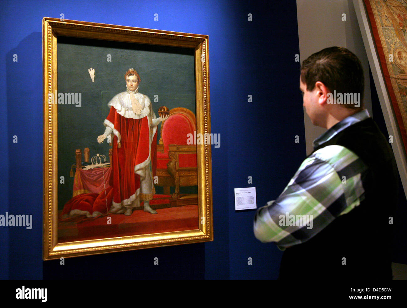 Un uomo prende un occhiata a un dipinto da Jacques-Louis David nel Museo Fridericianum di Kassel, Germania, 18 marzo 2008. La stato di Hesse mostra 'Koenig Lustik!? Jerome Bonaparte und der Modellstaat Koenigreich Westphalen' presenta alcune 600 presenta dagli inizi del XIX secolo. Foto: UWE ZUCCHI Foto Stock