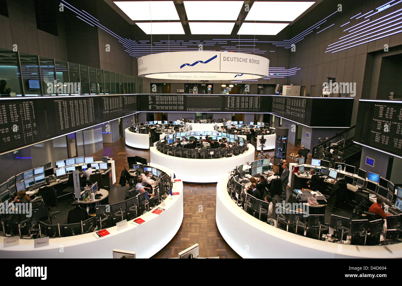 Vista sul piano commerciale della Borsa di Francoforte a Francoforte sul Meno, Germania, 20 febbraio 2008. Deutsche Boerse SE, operatore della Borsa di Francoforte e altre borse di tutto il mondo, ha colpito le cifre record di fatturato e profitti nel 2007 approfittando della crisi internazionale dei mercati finanziari. Il fatturato è aumentato del 18 per cento per i 2.185 miliardi di euro Foto Stock