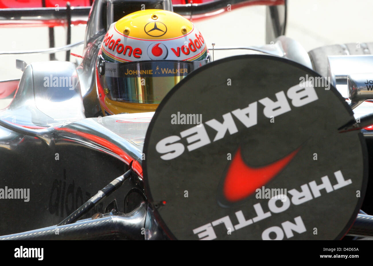 British pilota di Formula Uno Lewis Hamilton della McLaren Mercedes esegue un pit stop durante la prima sessione di prove libere a Sepang International Circuit vicino a Kuala Lumpur, Malesia, 21 marzo 2008. Il 2008 di Formula 1 Gran Premio di Malesia sarà tenuto il 23 marzo. Foto: Roland Weihrauch Foto Stock