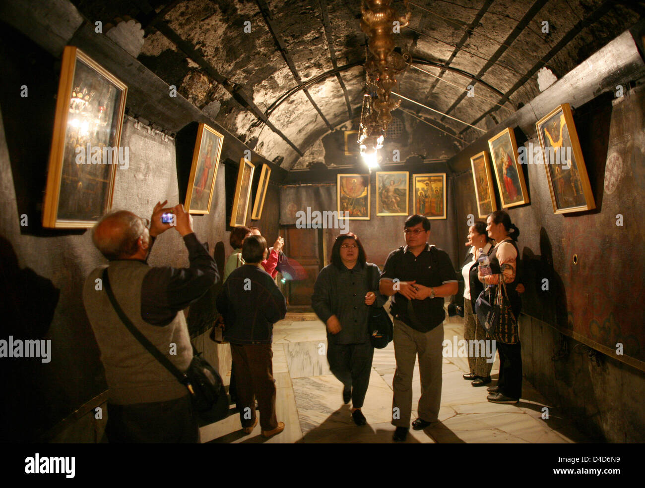 I visitatori sono raffigurate nella parte anteriore della grotta di nascita nella chiesa della Natività, Betlehem, Territori palestinesi, 28 febbraio 2008. Una stella d'argento, sotto l'altare nella grotta della Natività, segna il punto creduto per essere il luogo di nascita di Gesù. Foto: Rainer Jensen Foto Stock