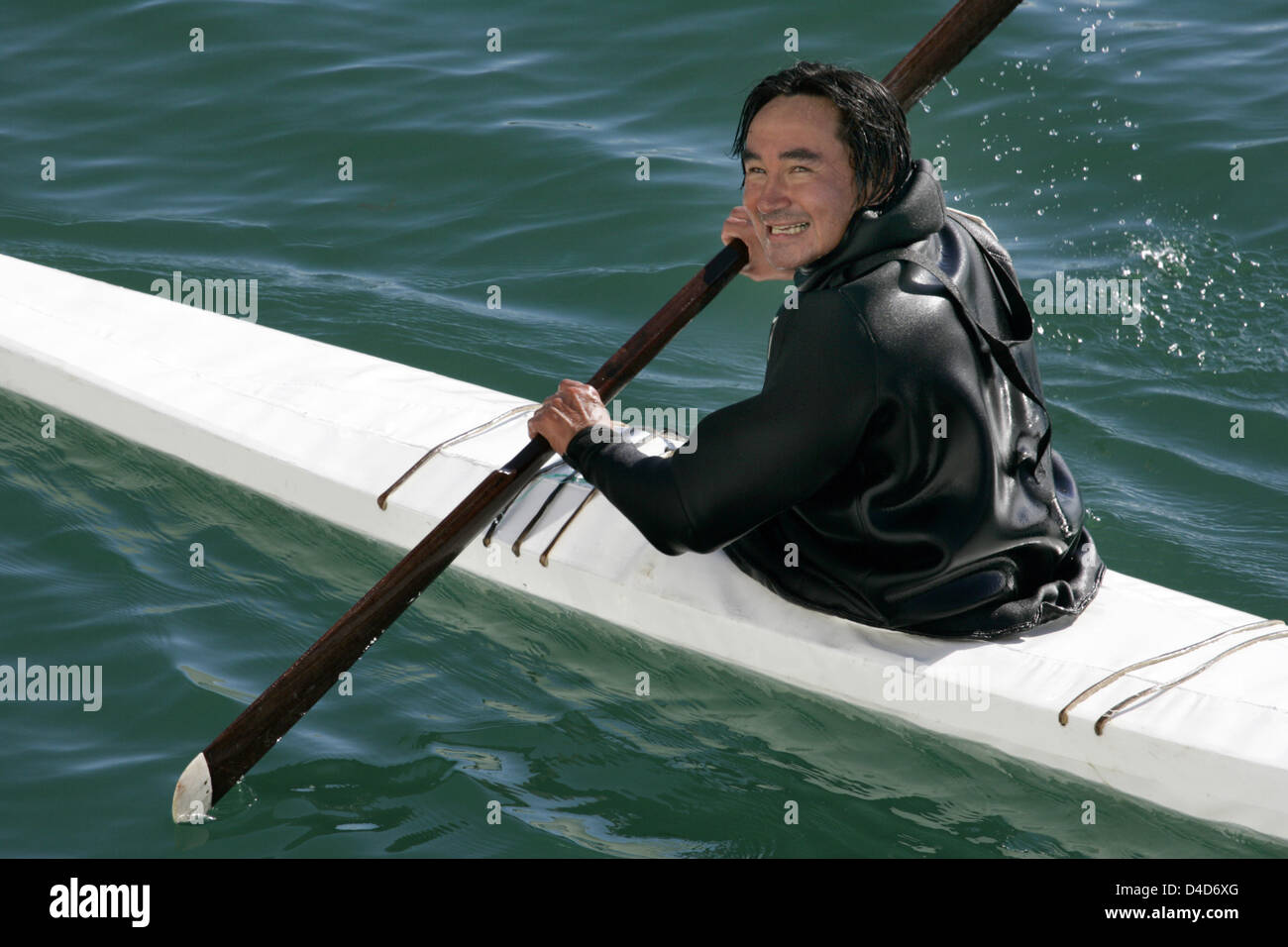 (Dpa) file il file immagine datata 09 agosto 2006 mostra un Inuit felicemente sguazzare nel suo kayak vicino Paarmiut, la Groenlandia e la Danimarca. Foto: Hinrich Baesemann Foto Stock
