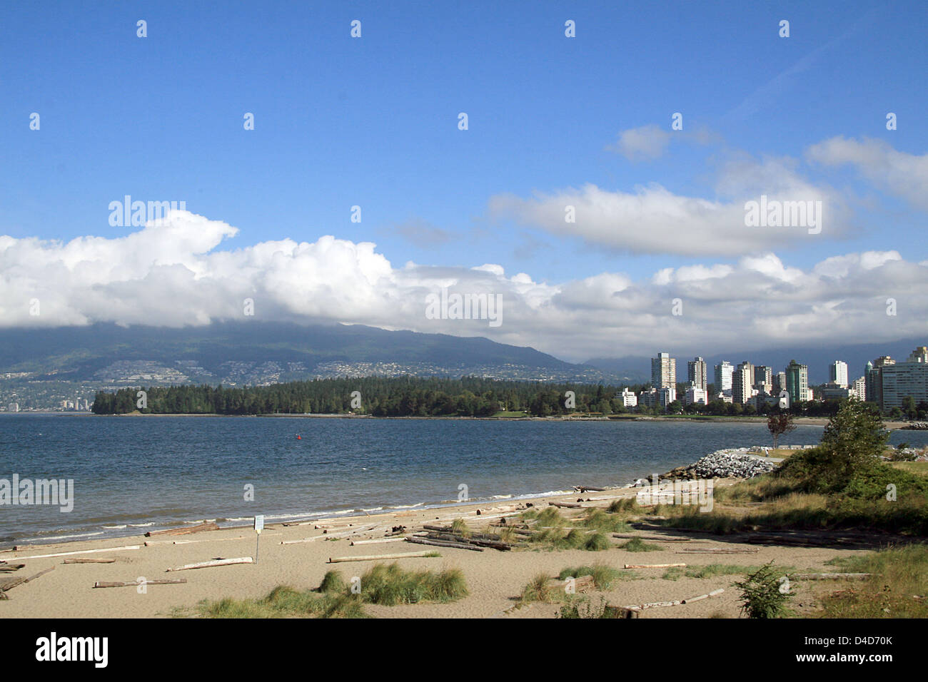 La figura mostra una vista di Stanley Park e alcuni highrises del centro cittadino di Vancouver provenienti da tutta l'Hadden parco nel quartiere Kitsilano di Vancouver, Canada, 06 settembre 2007. Foto: Alexandra Schuler Foto Stock