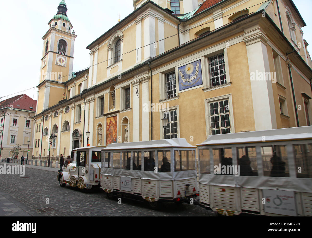 Il Toy Train passando davanti alla Cattedrale di St o Saint Nicholas Ljubljana Slovenia Europa Foto Stock