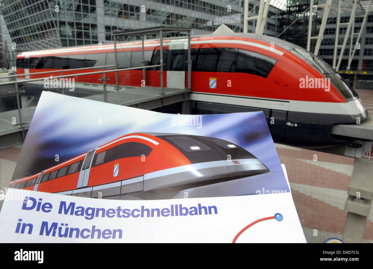 Un opuscolo per la alta velocità treno maglev Transrapid raffigurato nella parte anteriore di un facsimile al morsetto 2 dell'aeroporto di Monaco di Baviera, Germania, 27 marzo 2008. Ministro dei Trasporti tedesco Worlfgang Tiefensee ha annunciato il fail di Monaco di Baviera il progetto Transrapid sullo sfondo di una esplosione dei costi fino a tre miliardi di euro. Uno studio di fattibilità generato nel 2002 aveva fissato i costi per il Trac Foto Stock