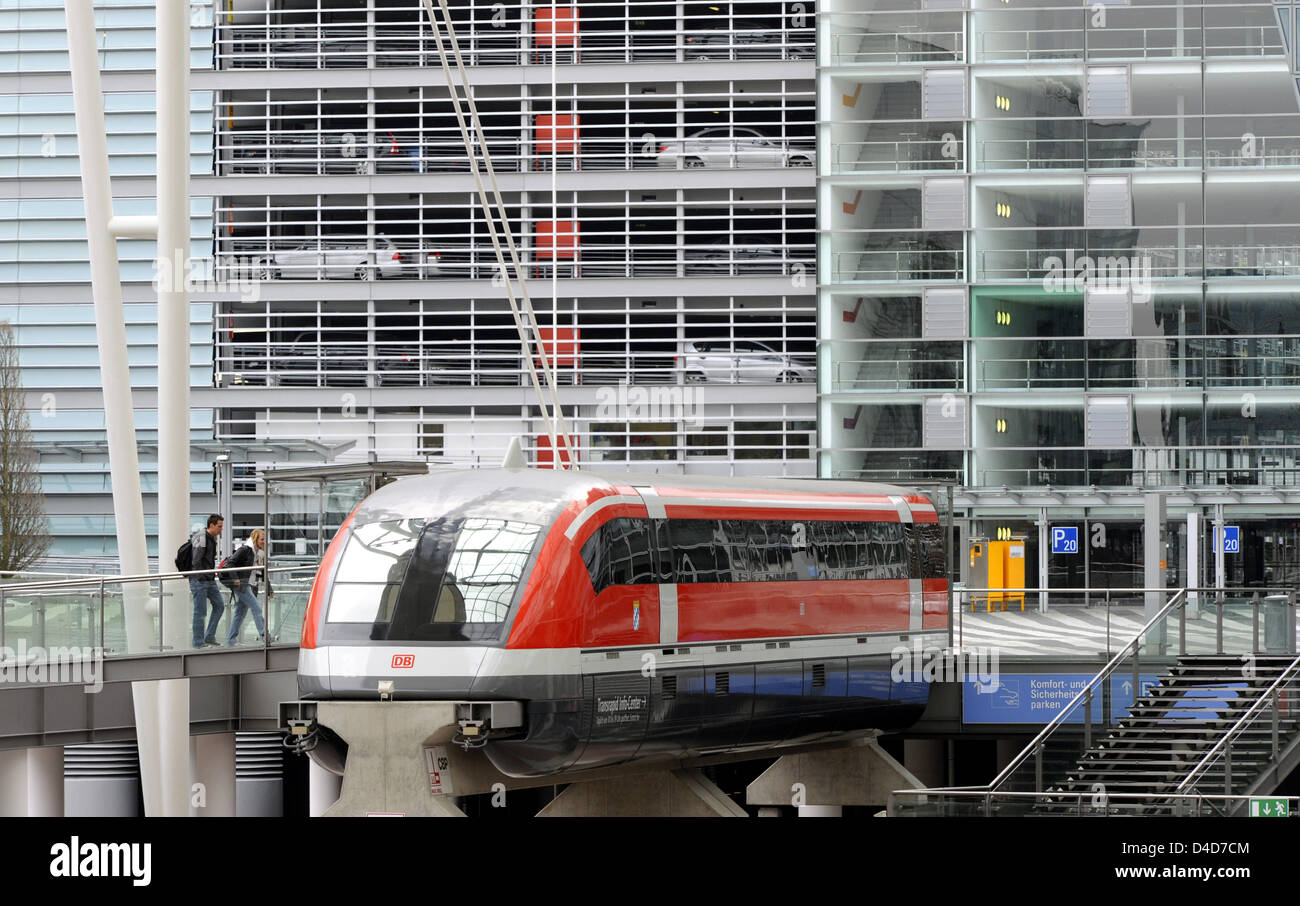 Un facsimile di alta velocità Maglev Train Transrapid nella foto al morsetto 2 dell'aeroporto di Monaco di Baviera, Germania, 27 marzo 2008. Ministro dei Trasporti tedesco Worlfgang Tiefensee ha annunciato il fail di Monaco di Baviera il progetto Transrapid sullo sfondo di una esplosione dei costi fino a tre miliardi di euro. Uno studio di fattibilità generato nel 2002 aveva fissato i costi per la via del Maglev Train per essere Foto Stock