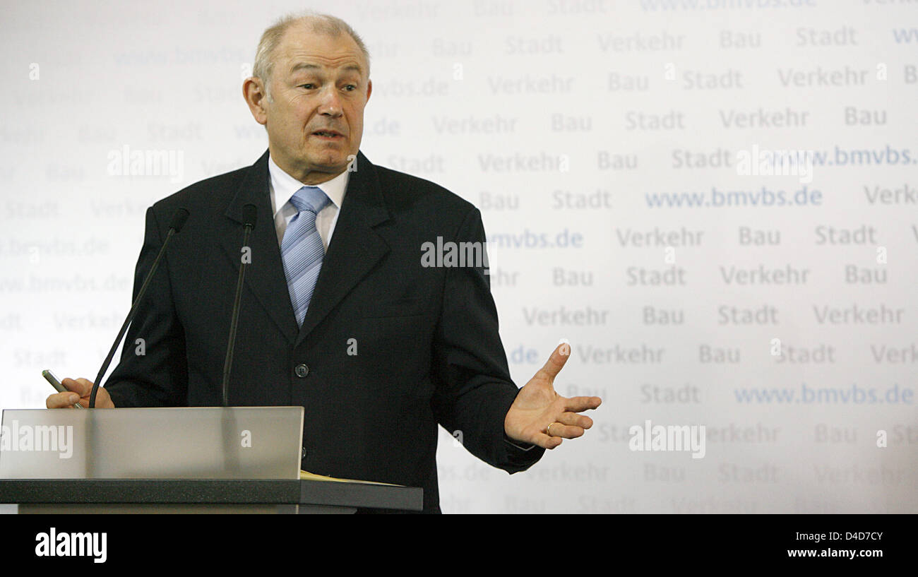 Il Primo Ministro bavarese Guenther Beckstein gesti nel corso di una conferenza stampa tenutasi a Berlino, Germania, 27 marzo 2008. In conferenza stampa il ministro dei Trasporti tedesco Wolfgang Tiefensee ha annunciato il fail di Monaco di Baviera il progetto Transrapid sullo sfondo di una esplosione dei costi fino a tre miliardi di euro. Uno studio di fattibilità generato nel 2002 aveva fissato i costi per la via del Maglev t Foto Stock