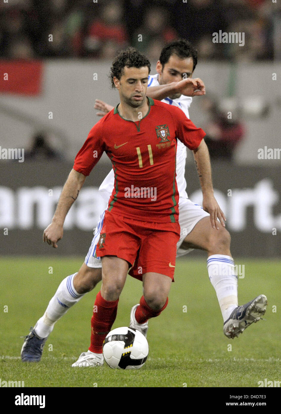 Il Portogallo Simao difende la palla nel tappo di prova in Portogallo contro la Grecia per la LTU Arena stadium di Duesseldorf, Germania, 26 marzo 2008. La Grecia ha sconfitto il Portogallo 2-1. Foto: Achim Scheidemann Foto Stock