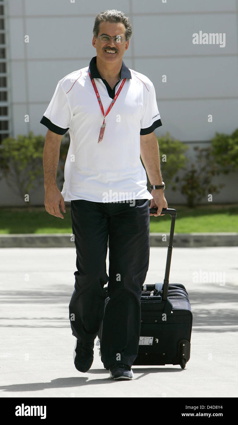 Tedesco dr. Mario Theissen, direttore di BMW Motorsport, arriva presso il paddock del circuito di Sakhir vicino a Manama, Bahrein, 03 aprile 2008. Formula 1 Gran Premio del Bahrain si terrà sul circuito di Sakhir vicino a Manama il 06 aprile. Foto: Felix Heyder Foto Stock