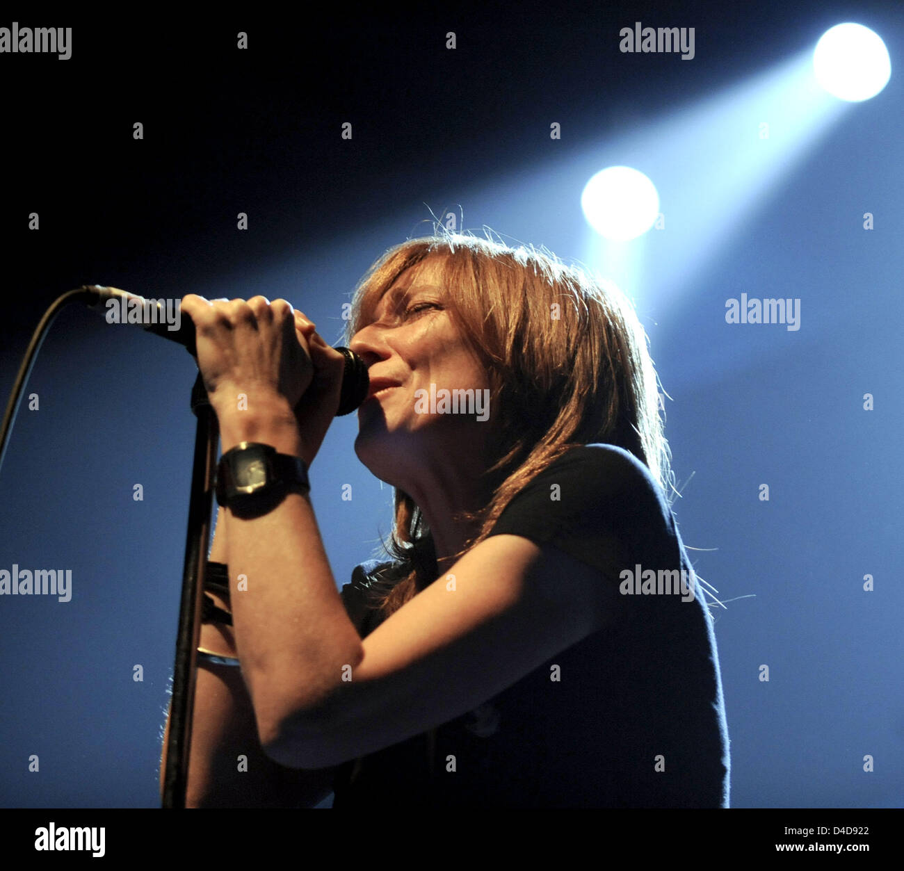 Il cantante Beth Gibbons di British triphop band Portishead è intenso durante la band di spettacolo presso il sold-out Columbia hall di Berlino, Germania, 03 aprile 2008. Portishead sono attualmente in tour europeo con il loro nuovo album "terzo". Foto: Britta Pedersen Foto Stock