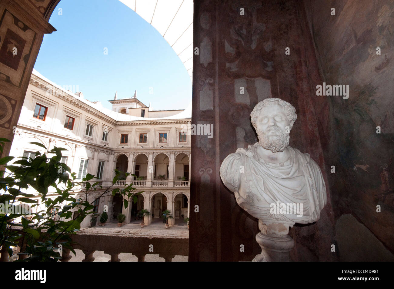 Italia Lazio Roma, Palazzo Altemps, sede del Museo Nazionale Romano, Loggia con la statua e pareti affrescate Foto Stock