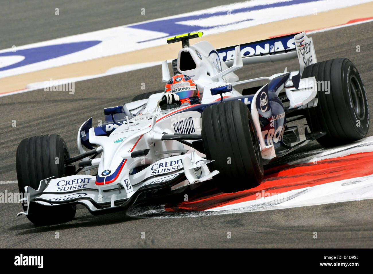 Il polacco pilota di Formula Uno Robert Kubica della BMW Sauber prende i cordoli di girare 10 durante la prima sessione di prove libere sul circuito di Sakhir vicino a Manama, Bahrein, 04 aprile 2008. Formula 1 Gran Premio del Bahrain si terrà sul circuito di Sakhir il 06 aprile. Foto: Jens Buettner Foto Stock