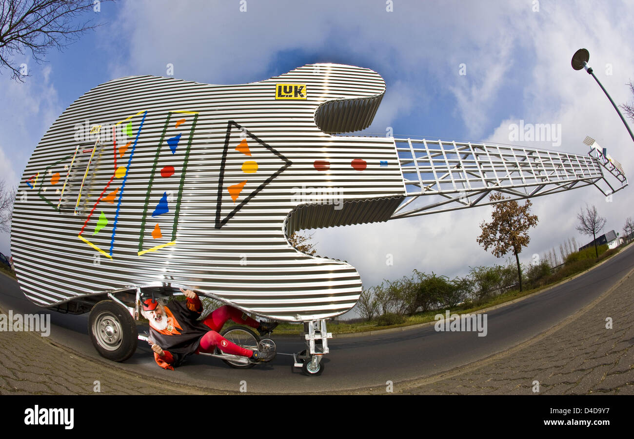 Bike designer Dieter (Didi) Senft presenta una enorme chitarra mobile a Storkow, Germania, 08 aprile 2008. Senft più recente invenzione è alto 5 metri e 12 metri di lunghezza. La chitarra sarà collocato a Storkow castello per un nuovo museo Phudys nel 2009. Senft costruito più di 120 biciclette unico finora. Foto: PATRICK PLEUL Foto Stock