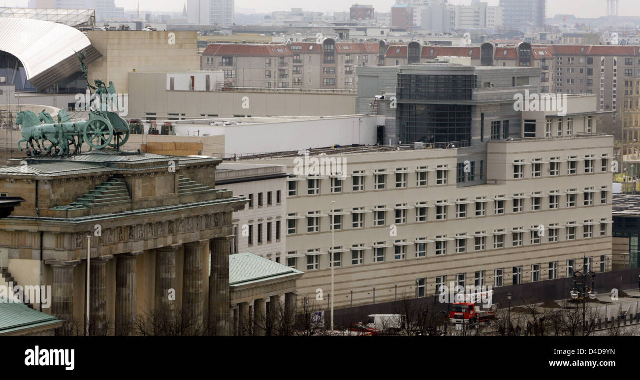 Finale di opere di costruzione vengono eseguiti sul tetto della nuova ambasciata degli Stati Uniti vicino alla Porta di Brandeburgo a Berlino, Germania, dal 8 aprile 2008. La cerimonia di inaugurazione si terrà il 4 luglio, il US National Holiday. Chi condurrà la cerimonia rimane ancora top secret. Foto: RAINER JENSEN Foto Stock