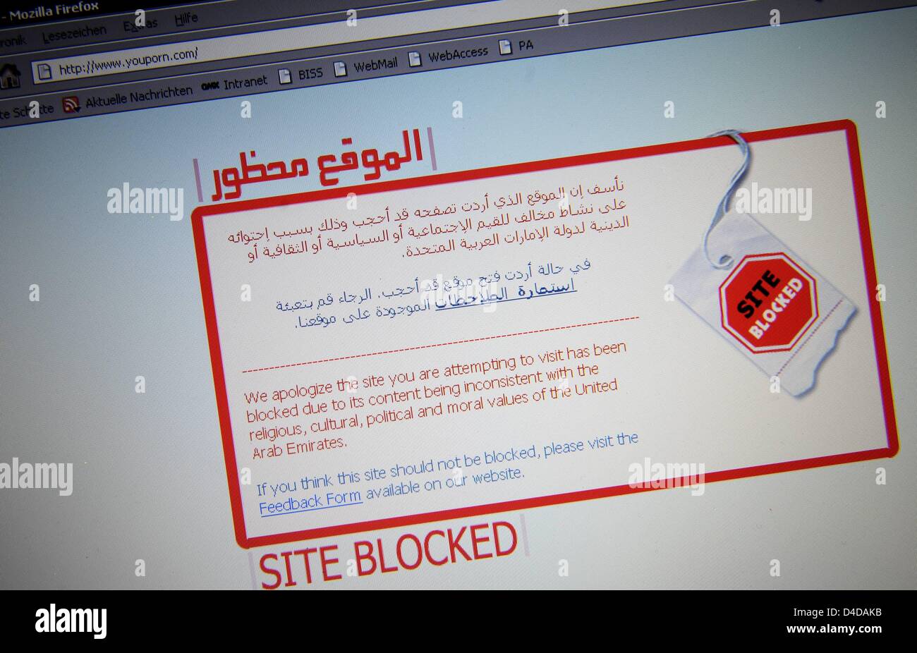 La foto mostra una pagina web bloccata con la lingua inglese e la lingua araba, a Doha, Qatar, 17 marzo 2008. In molti paesi il blocco di pagine web a causa di politiche, etiche o motivi religiosi. Foto: PETER KNEFFEL Foto Stock