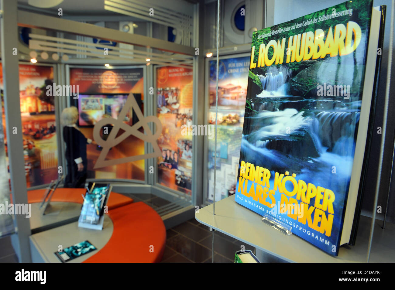 Vista interna con la pubblicità e i libri di Ron Hubbard catturato presso la setta del quartier generale tedesco a Berlino, Germania, 02 aprile 2008. Premere il tasto è stato consentito di film e fotografia nel foyer dopo una conferenza stampa dove Scientology ha introdotto la sua Germania-ampia campagna di informazione e risposto alle domande sulla sez. Foto: Gero Breloer Foto Stock