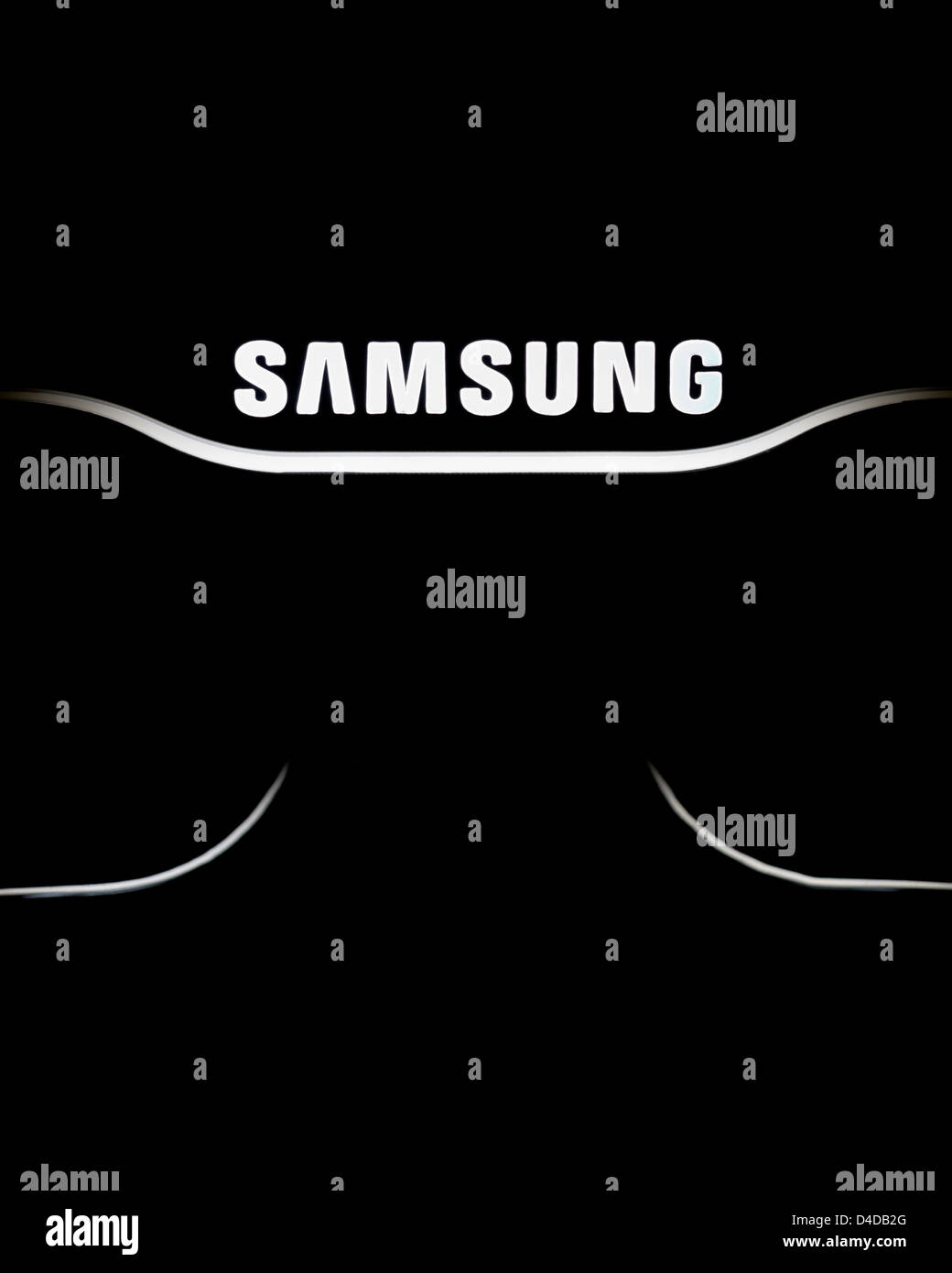 Il logo Samsung accesa su un TV a LED nel buio. Per solo uso editoriale. Foto Stock