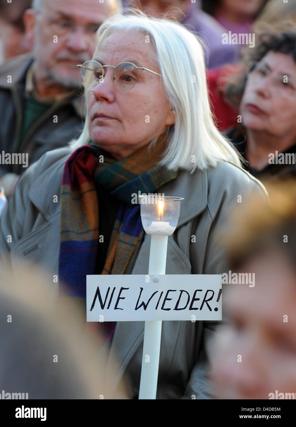 Una donna che tiene una candela la lettura di "mai più" in occasione di una commemorazione di fronte alla Porta di Brandeburgo a Berlino, Germania, 12 aprile 2008. 4646 candele sono in procinto di essere acceso dopo una passeggiata silenziosa per le ferrovie tedesche il quartier generale a commemorare berlinese di vittime di Nazi-Germany. La Reichsbahn trasportati circa 3 milioni di persone nei campi di concentramento e di sterminio. Foto: Gero B Foto Stock