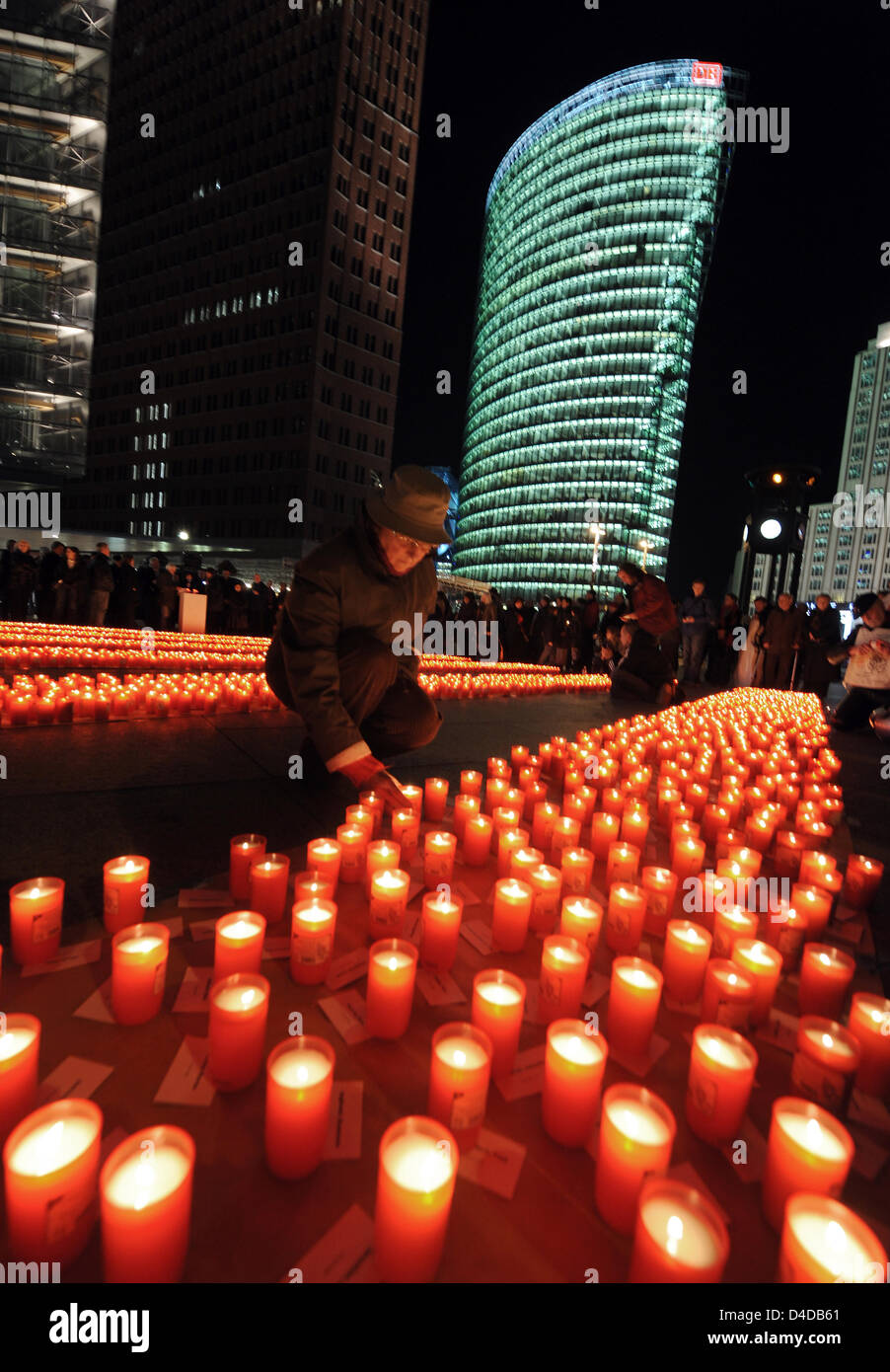 Candele sono collocati in commemorazione a Potsdamer Platz a Berlino, Germania, 12 aprile 2008. 4646 candele erano state accese dopo una passeggiata silenziosa per le ferrovie tedesche il quartier generale a commemorare berlinese di vittime di Nazi-Germany. La Reichsbahn trasportati circa 3 milioni di persone nei campi di concentramento e di sterminio. Foto: Gero Breloer Foto Stock