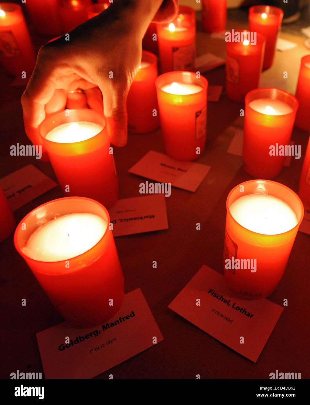 Candele sono collocati in commemorazione a Potsdamer Platz a Berlino, Germania, 12 aprile 2008. 4646 candele erano state accese dopo una passeggiata silenziosa per le ferrovie tedesche il quartier generale a commemorare berlinese di vittime di Nazi-Germany. La Reichsbahn trasportati circa 3 milioni di persone nei campi di concentramento e di sterminio. Foto: Gero Breloer Foto Stock