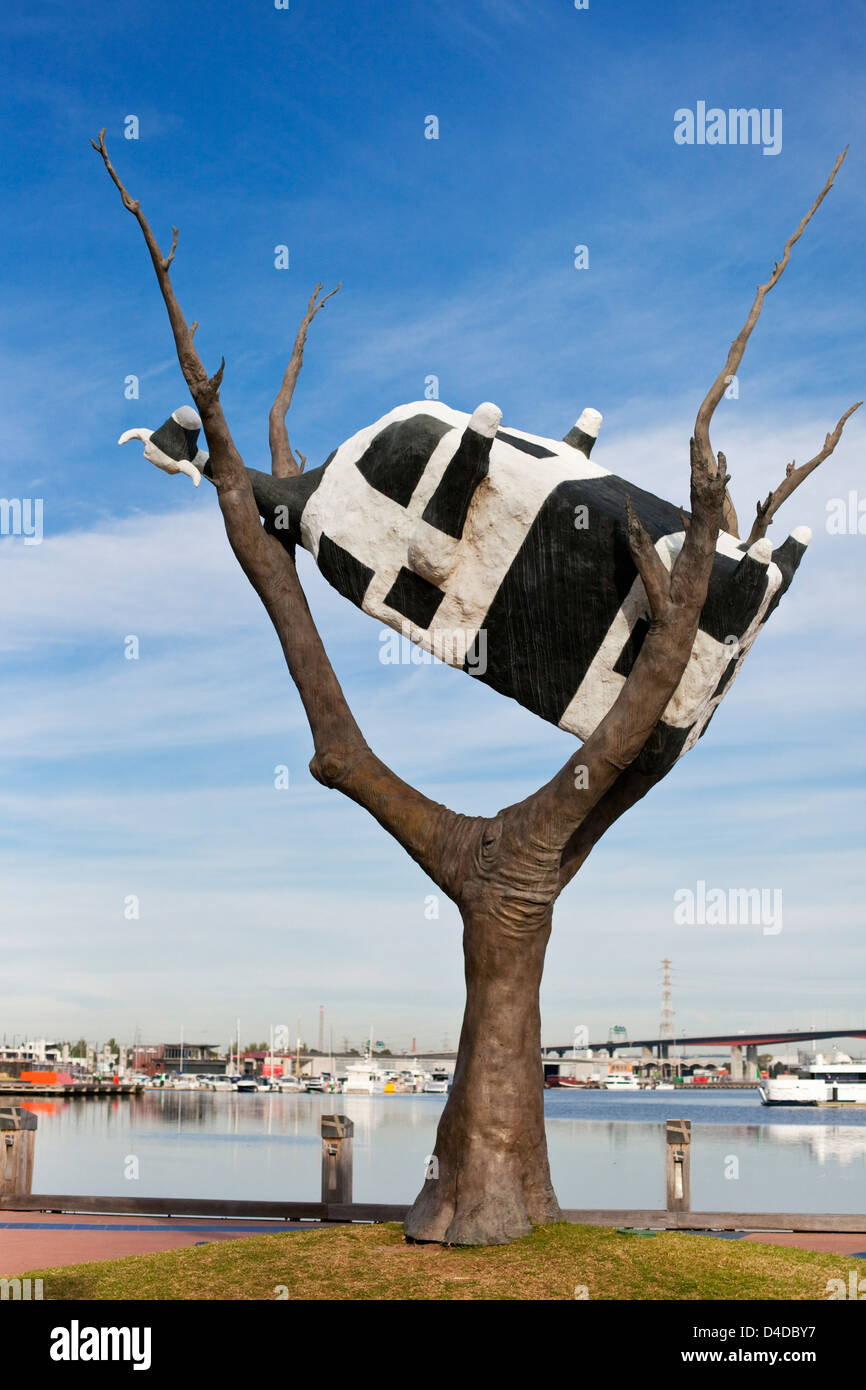 "Mucca fino un albero " scultura di John Kelly. Docklands, Melbourne, Victoria, Australia Foto Stock