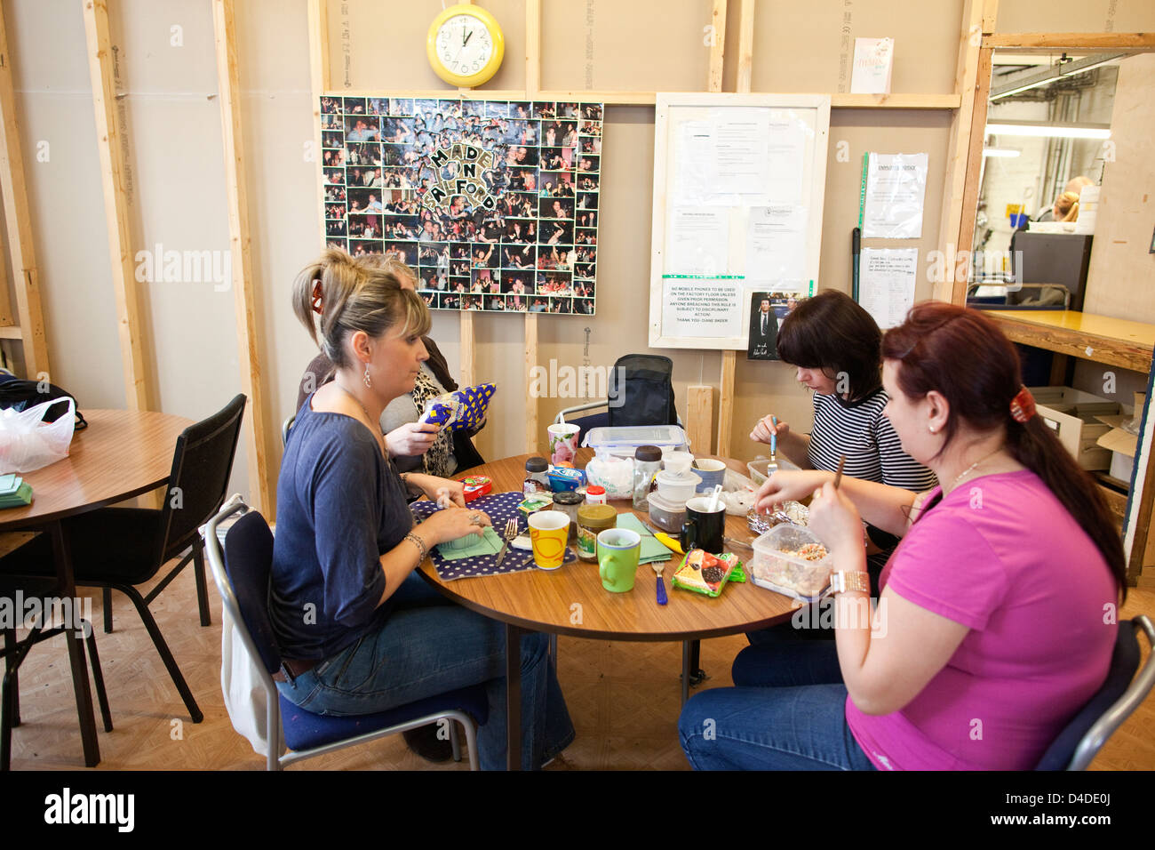 La fabbrica di macchinisti di prendere una pausa a British vestiti costruttore privato V.C. Bianco a Salford, Manchester, Inghilterra, Regno Unito Foto Stock