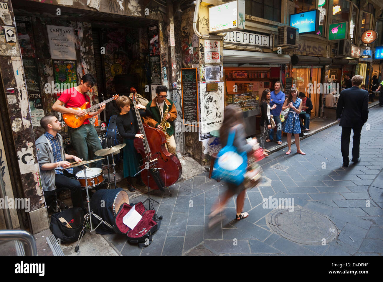Buskers giocando accanto al vicolo cafè al centro posto. Melbourne, Victoria, Australia Foto Stock