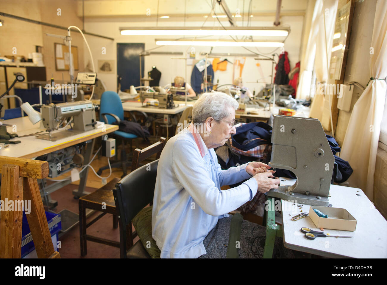 Jean Seddon (75) fabbrica manager presso British vestiti costruttore privato V.C. Bianco a Salford, Manchester, Inghilterra, Regno Unito Foto Stock