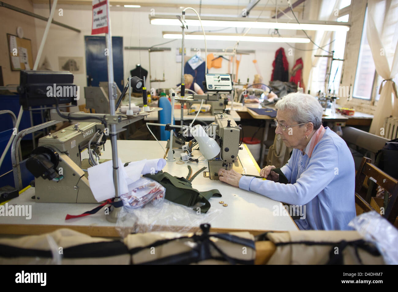 Jean Seddon (75) fabbrica manager presso British vestiti costruttore privato V.C. Bianco a Salford, Manchester, Inghilterra, Regno Unito Foto Stock