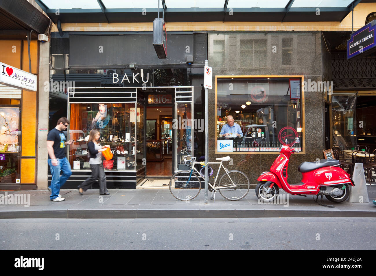 Caffé e negozi su Little Collins Street. Melbourne, Victoria, Australia Foto Stock