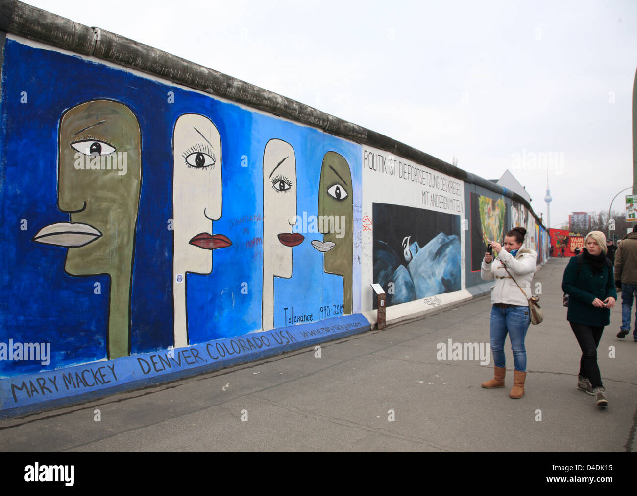 East-Side-Gallery di Berlino, Germania, dipinto da Maria Mackey Foto Stock