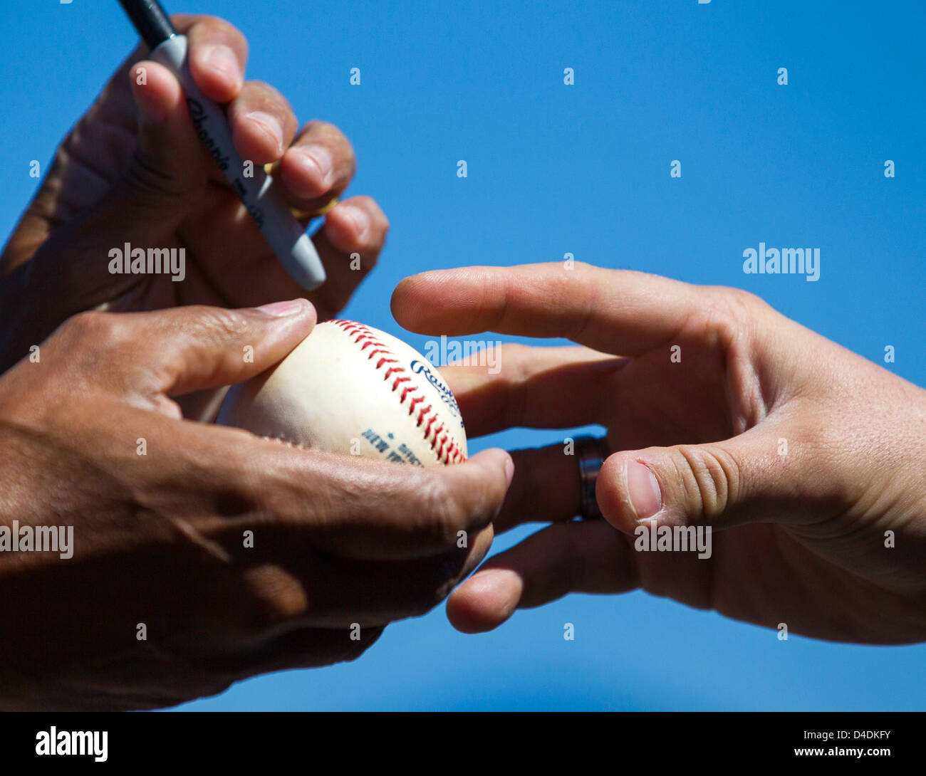 Ventola di baseball in attesa di un autografo Foto Stock