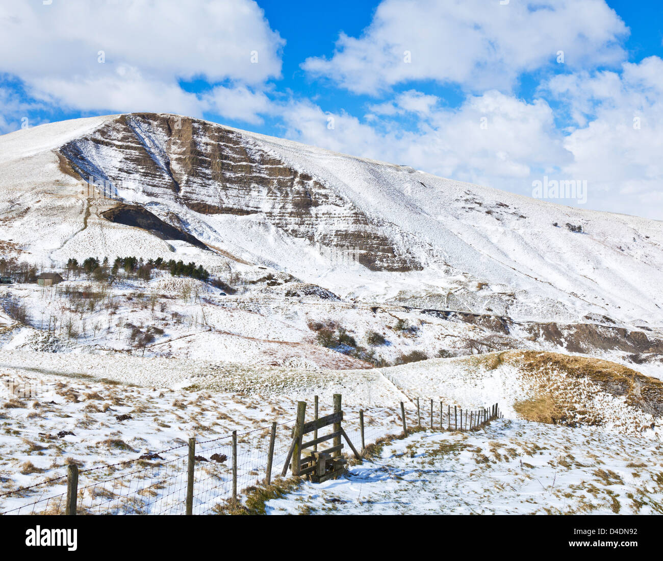 MAM tor Ridge (Great Ridge) ricoperto di neve, Derbyshire Peak District Park, Hope Valley, Inghilterra, Regno Unito, Regno Unito, Europa Foto Stock