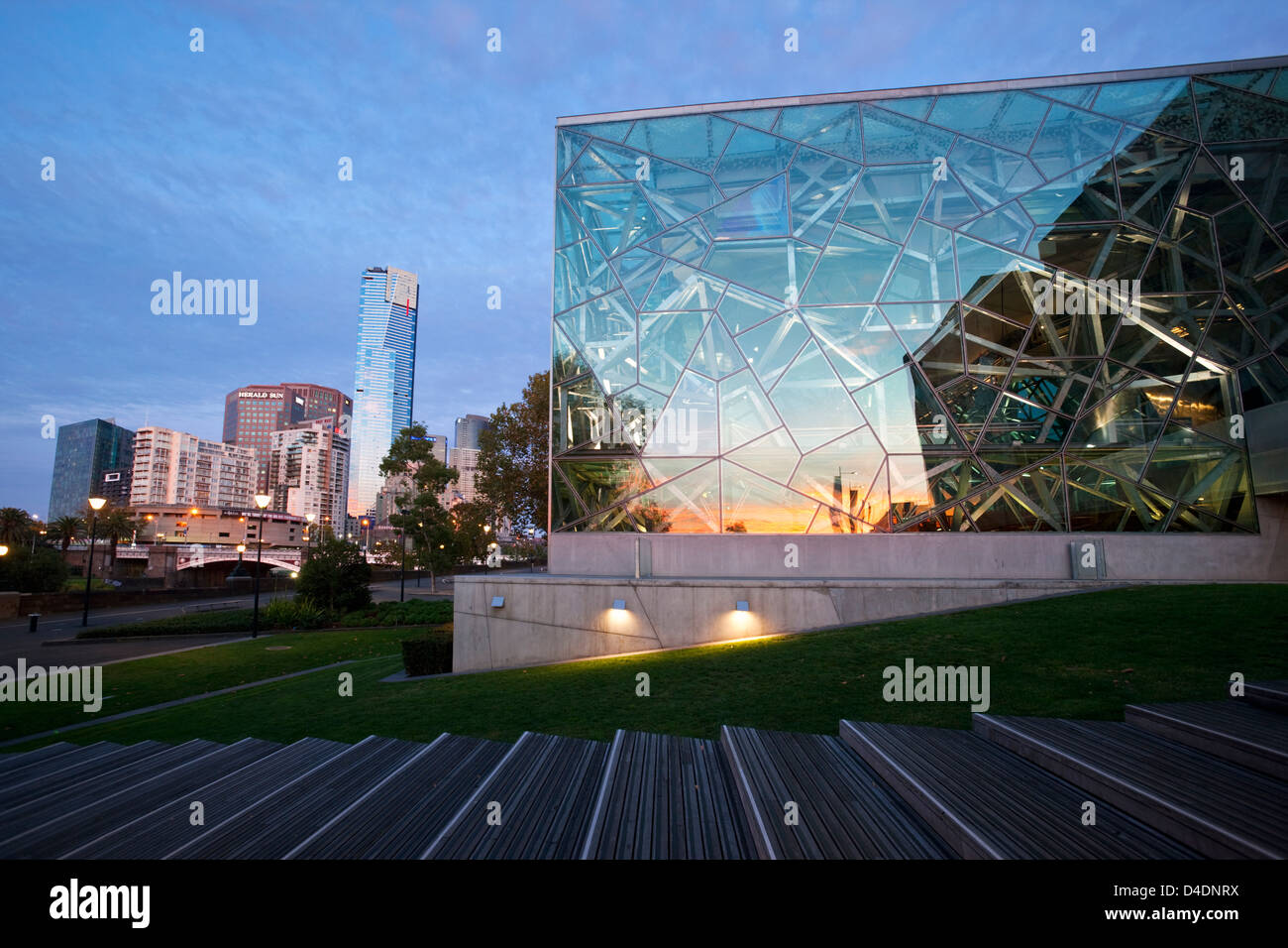 Architettura di Federation Square con l'Eureka Tower e Southbank in background. Melbourne, Victoria, Australia Foto Stock