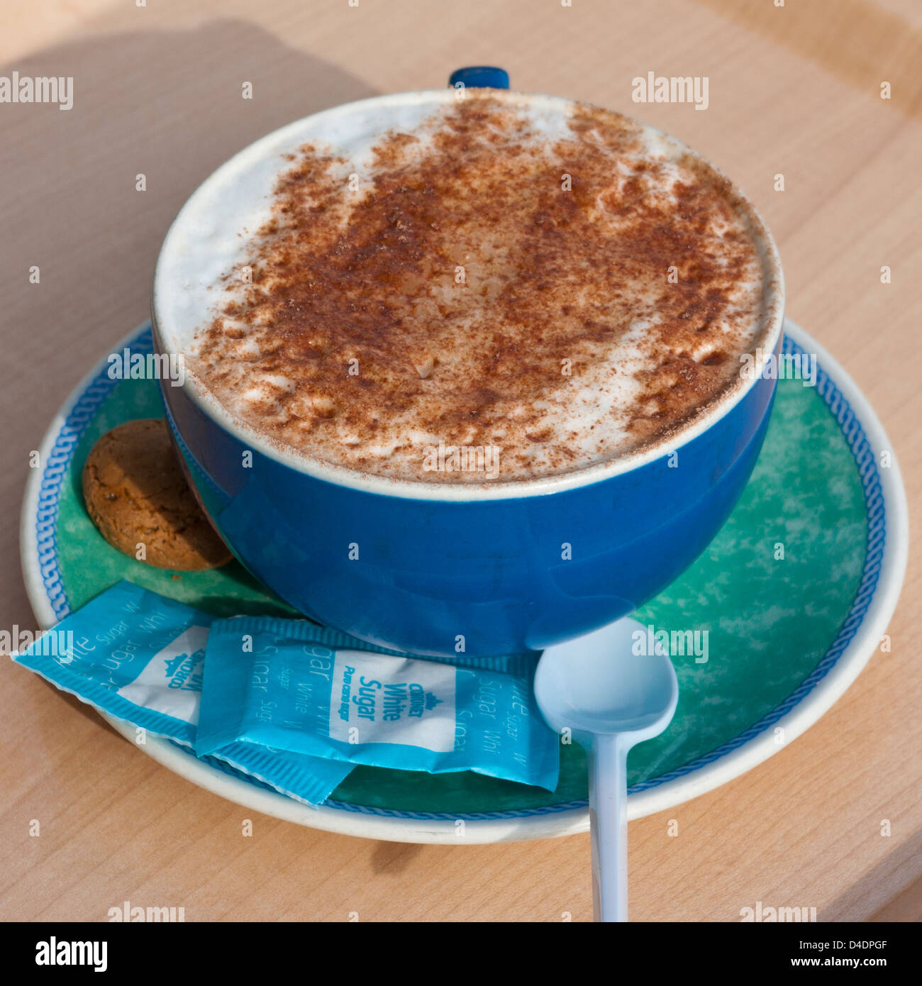 Tazza di Cappuccino su un vassoio Foto Stock