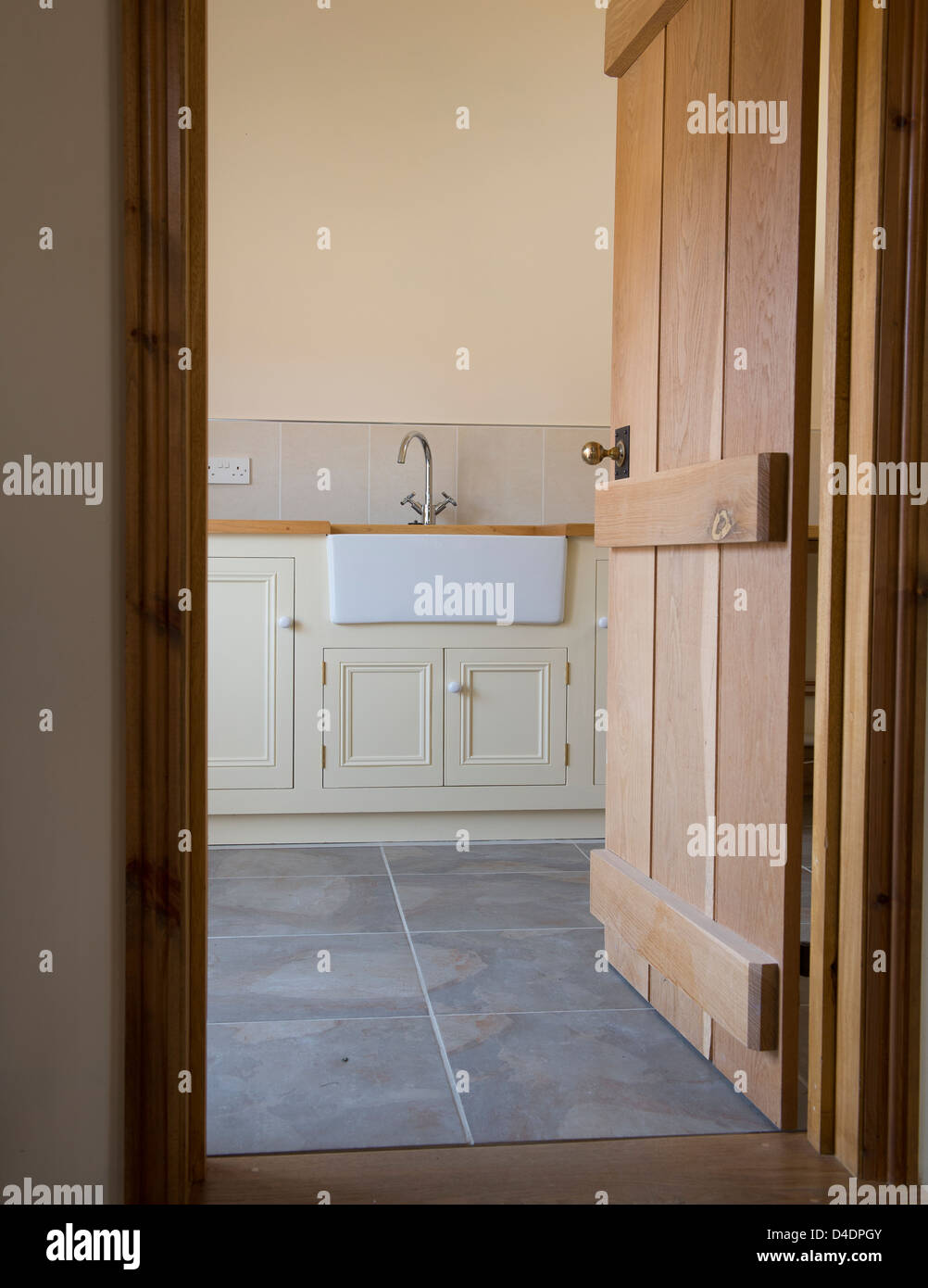 Apertura della porta in una camera di servizio o di utilità in una nuova Barn convertito in Inghilterra rurale. Foto Stock