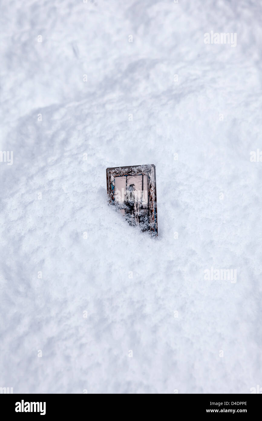 Una coperta di neve vecchia foto in una cornice fotografica Foto Stock