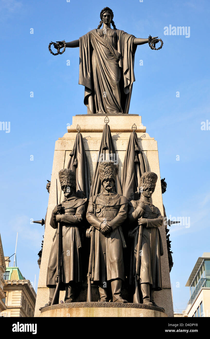 Londra, Inghilterra, Regno Unito. Guards' Guerra di Crimea Memorial (da John Bell, 1860) in Pall Mall, opposta Waterloo Place Foto Stock