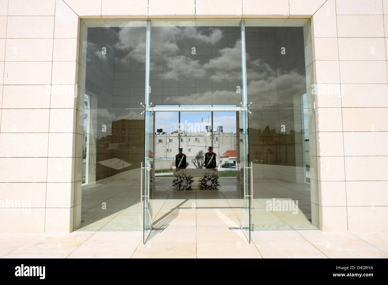 Vista sul mausoleo di Yasser Arafat con la guardia d'onore a Ramallah, territori autonomi palestinesi, 27 febbraio 2008. Yasser Arafat, denominato anche 'Abu Ammar', aveva servito come Presidente dell'Organizzazione per la liberazione della Palestina (OLP) per decenni e come il Presidente dell' Autorità Nazionale Palestinese (PA) prima di morire di 75 anni il 11 novembre 2004 a Parigi, Francia. Hi Foto Stock