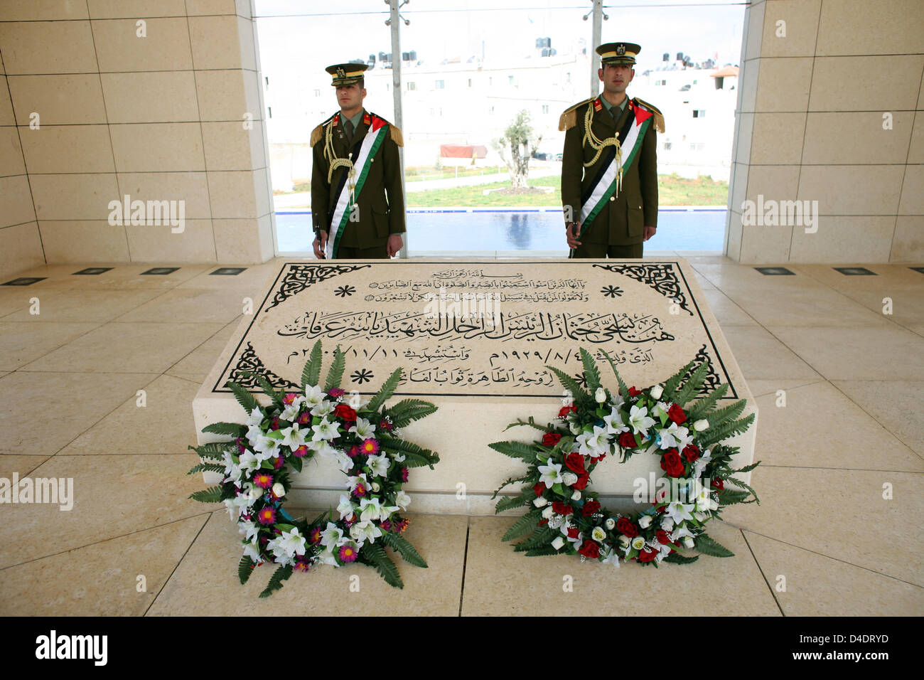 Vista interna sul mausoleo di Yasser Arafat con la guardia d'onore a Ramallah, territori autonomi palestinesi, 27 febbraio 2008. Yasser Arafat, denominato anche 'Abu Ammar', aveva servito come Presidente dell'Organizzazione per la liberazione della Palestina (OLP) per decenni e come il Presidente dell' Autorità Nazionale Palestinese (PA) prima di morire di 75 anni il 11 novembre 2004 a Parigi, F Foto Stock