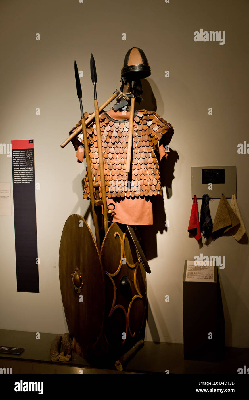 Barbaro lance, spade, armature, casco e gli assi, Tropaeum nel Museo Nazionale Ungherese di Budapest, Ungheria. Foto Stock