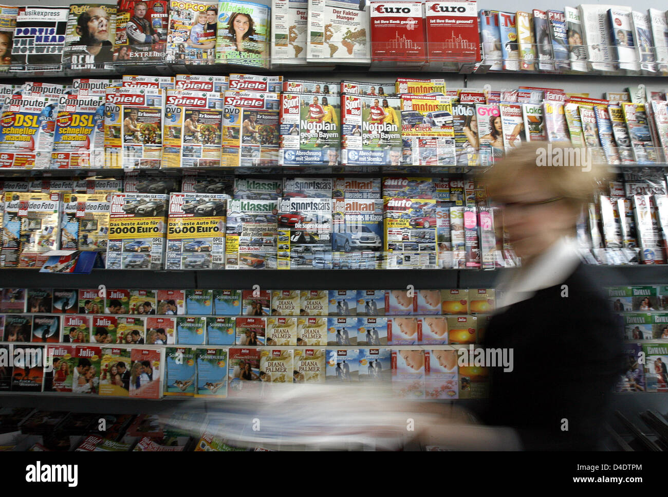 Un dipendente di Axel Springer AG distribuisce gratuitamente la rivista copie durante la società assemblea generale a Berlino, Germania, 24 aprile 2008. Dopo il ritiro dall'attività postali, Axel Springer mira a concentrarsi sui mercati indipendenti da decisioni politiche. Foto: WOLFGANG KUMM Foto Stock